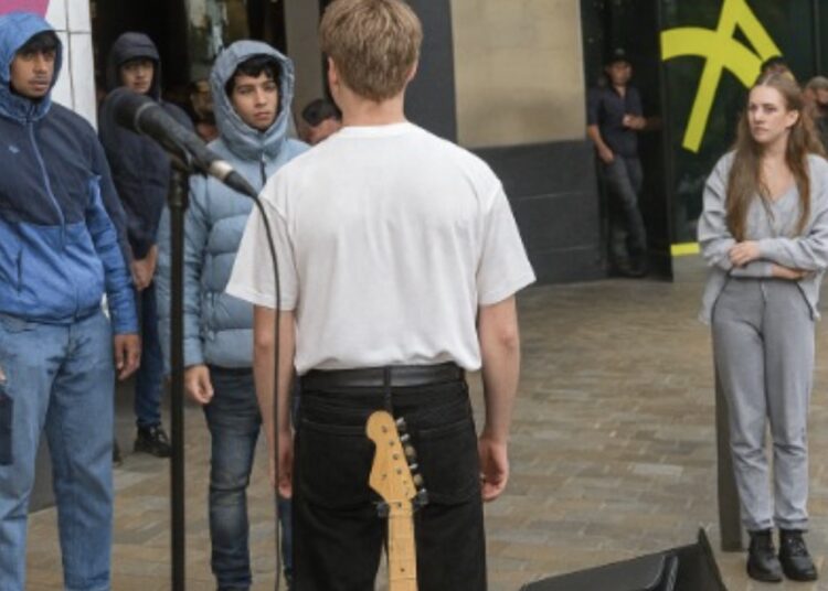 Straatmuzikant is klaar met jeugd die met hun poten niet kunnen afblijven