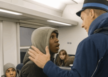 Conducteur kan niet geloven hoe een jongen zo tekeer gaat op hem