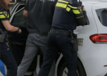 Ondertussen ergens in een restaurant waar een gast plots van achter verrast werd