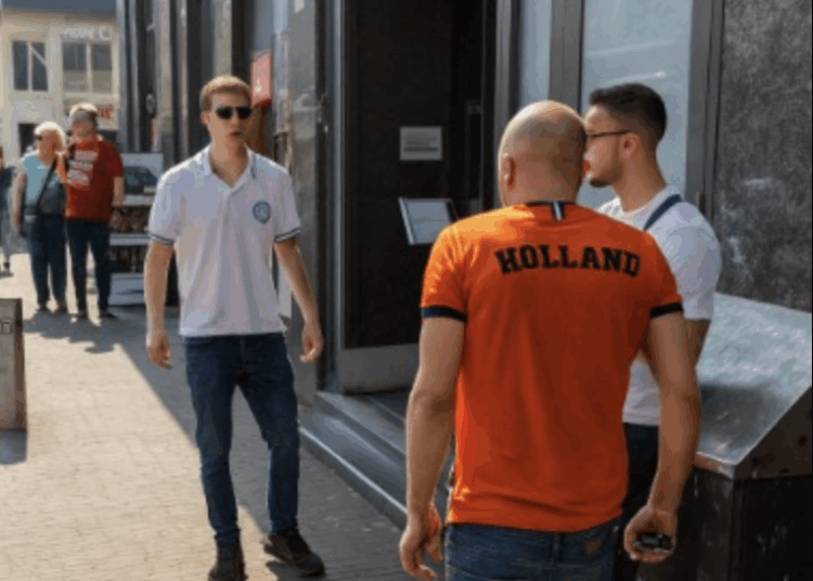 Ondertussen in het centrum van Amsterdam waar het weer uit de hand loopt