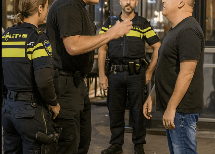 Beveiliginger grijpt hard in bij agressieve klant terwijl politie toekijkt