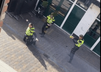 Politieagenten arresteren (politie)collega tijdens dienst