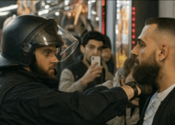 Ondertussen ergens in Duitsland waar de politie helemaal klaar is en als Rambo losgaat