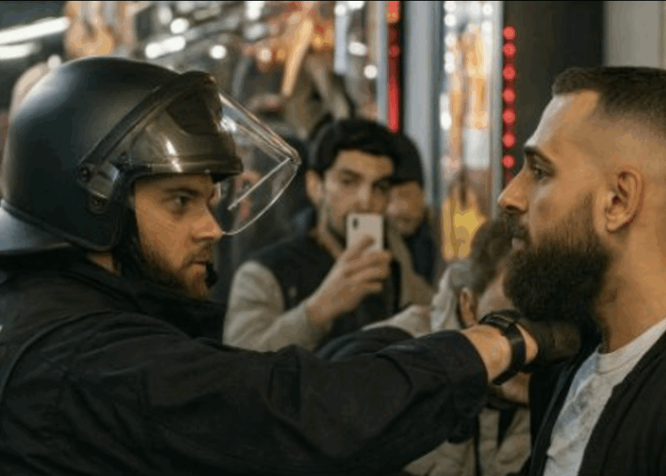 Ondertussen ergens in Duitsland waar de politie helemaal klaar is en als Rambo losgaat