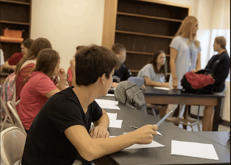 Jongen met bril in de klas is het helemaal zat dat hij opmerkingen krijgt