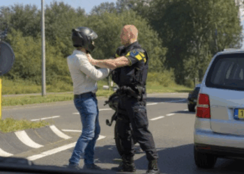 Politieagent houdt motorbestuurder staande en is uit op sensatie