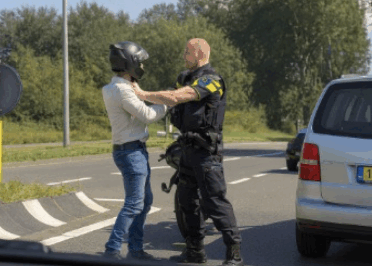 Politieagent houdt motorbestuurder staande en is uit op sensatie