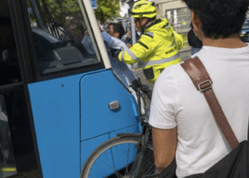 Even de metro blokkeren zodat jij het gebed kan doen? Niet hier, vriend