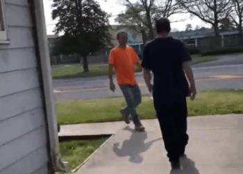 Vader neemt het op voor zijn dochter