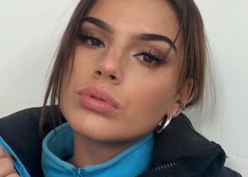 Famke Louise (26) verkleed zichzelf als schoolmeisje