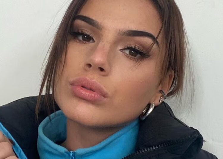 Famke Louise (26) verkleed zichzelf als schoolmeisje