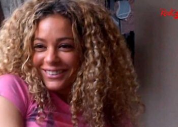 Fajah Lourens is megafit en showt haar toplijf in badkleding