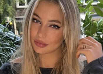 Jutta leerdam laat het zien in de spiegel