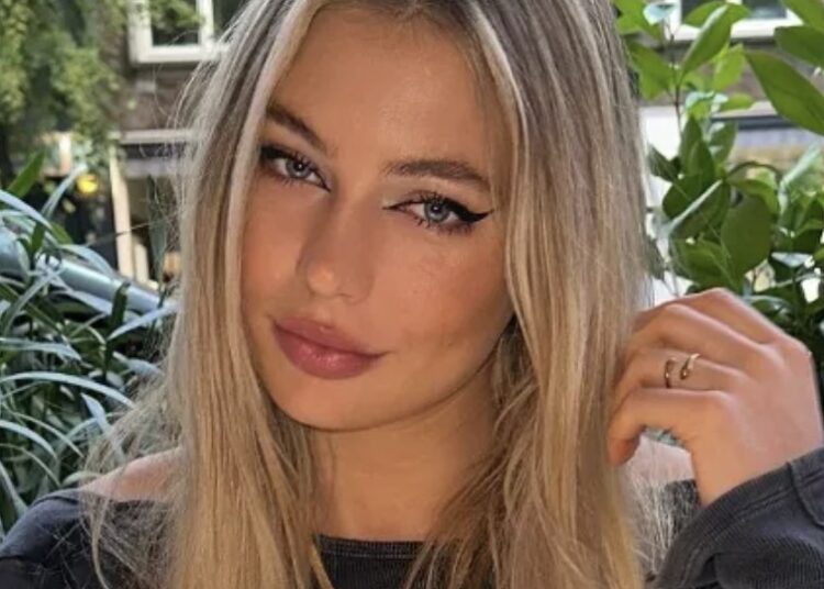 Jutta leerdam laat het zien in de spiegel