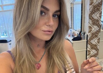 Roxanne Hazes laat zien dat kou haar niks doet