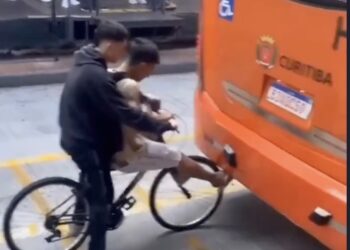 Buschauffeur is HE-LE-MAAL klaar met illegale lifters en deelt tik uit