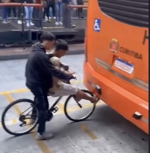 Buschauffeur is HE-LE-MAAL klaar met illegale lifters en deelt tik uit