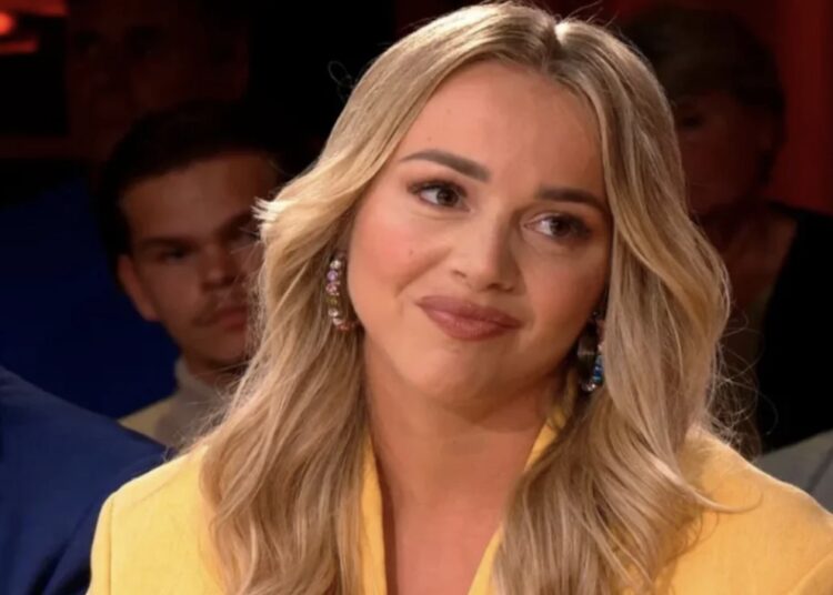 Emma Heesters doet optreden in piepklein jurkje, op eerste rij zitten is geen straf