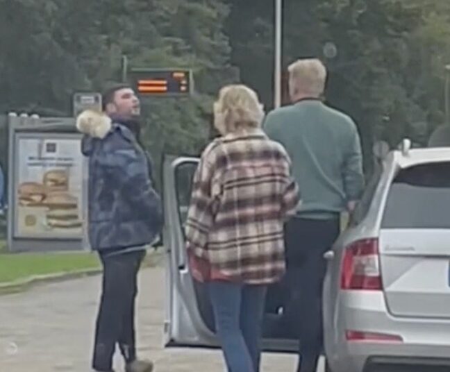 Man heeft engelengeduld tijdens Nederlandse road rage waarin hij zelfs wordt bespuugd