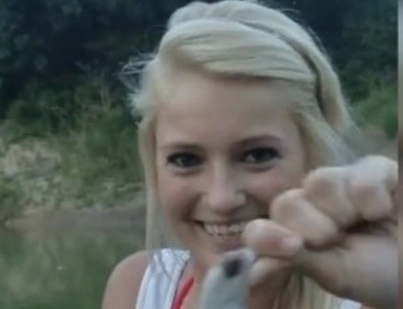 Blonde vissersdame gaat viraal met bizarre manier van aas aan de haak doen