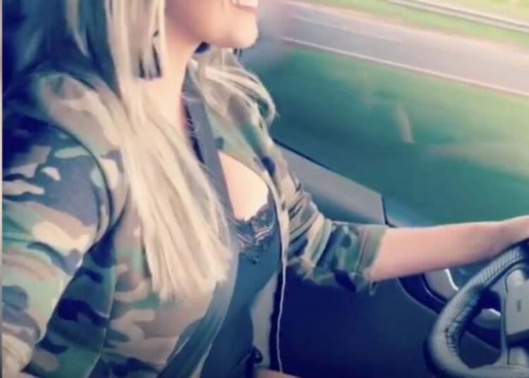 Iedere man wil direct bijrijder worden in de vrachtwagen bij deze dame