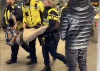 In Den Haag draagt oom agent je op handen als je slecht gedrag hebt vertoond