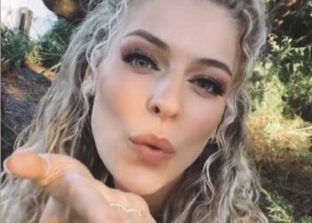 Julia Boschman weet opnieuw veel bekijks te krijgen met foto in de kleedkamer