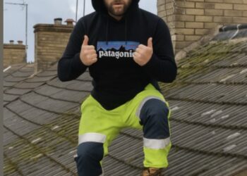 Zonnepanelenmonteur kan direct meteen in het ziekenhuis in na grapje voor de camera