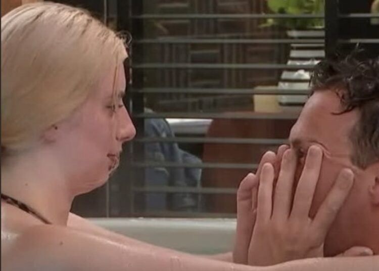 Maxim blijft in het bad zitten nadat Rosalie hem uitnodigt mee naar binnen te gaan