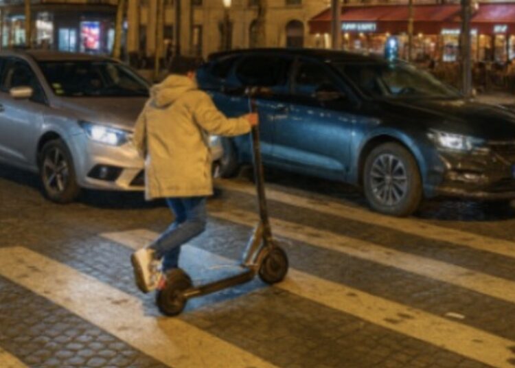 Man op straat zorgt voor overlast. Burgers nemen recht in eigen handen