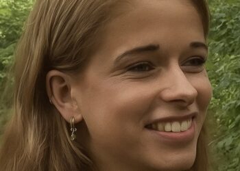 Els Rechts duikt ineens op met opvallende Tinderfoto’s