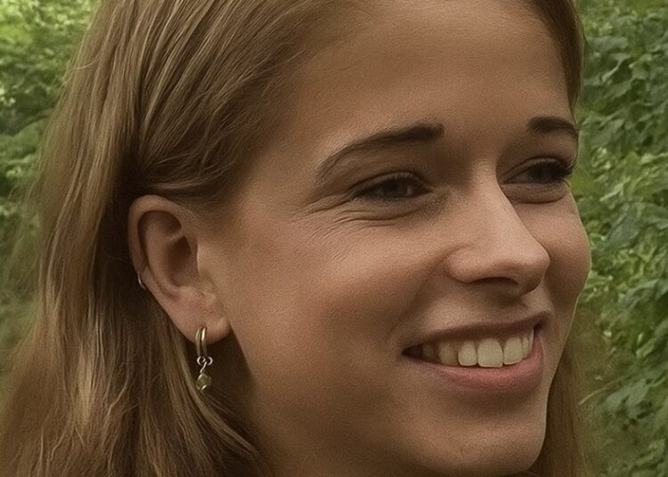 Els Rechts duikt ineens op met opvallende Tinderfoto’s