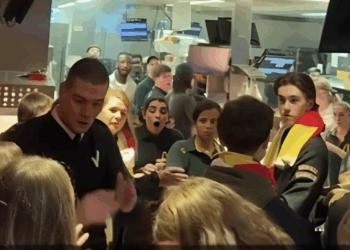 Beveiliger in de McDonald’s in Oeteldonk laat zien hoe snel een situatie kan kantelen