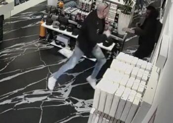 Winkeleigenaar is jatkees beu en gaat helemaal los op hem