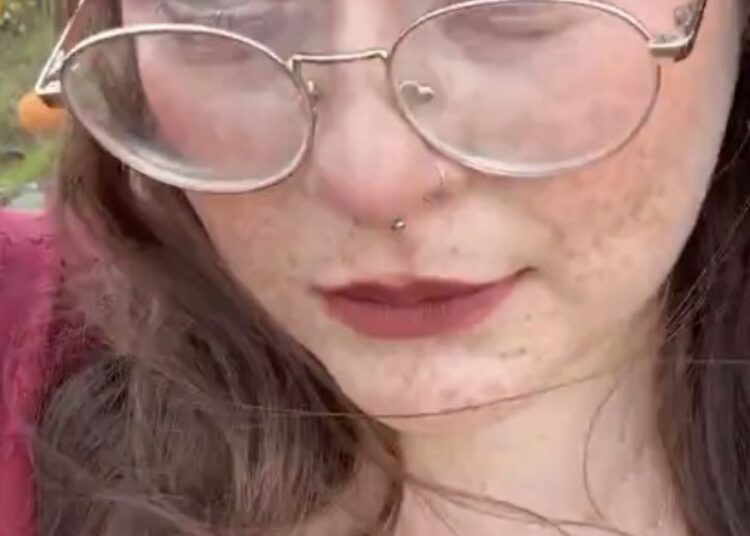 Boerin heeft een speciale aandoening waardoor haar maat wel heel groot is