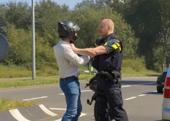 Politieagent houdt motorrijder staande op snelweg: ‘Gaat boekje zwaar te buiten’