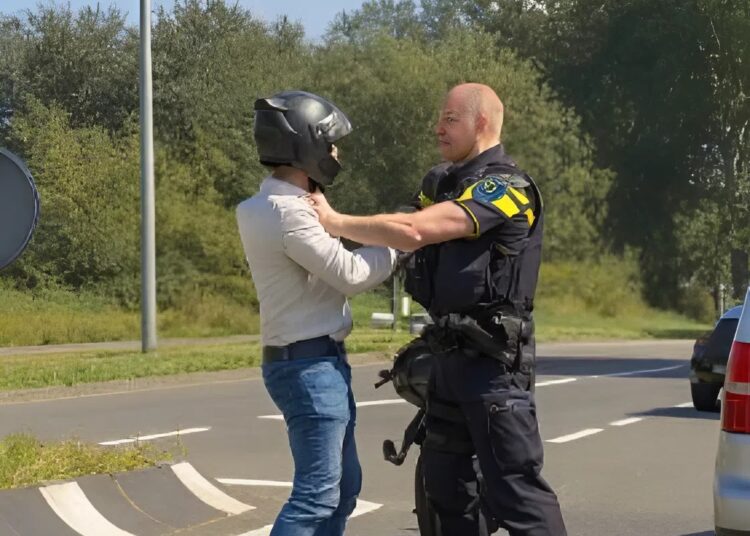 Politieagent houdt motorrijder staande op snelweg: ‘Gaat boekje zwaar te buiten’