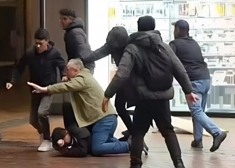 Man probeert jongen te redden van aanval van een groepje jongens