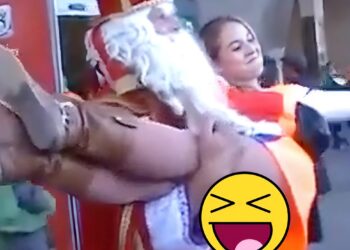 Sinterklaas duikt ineens op tussen de supporters