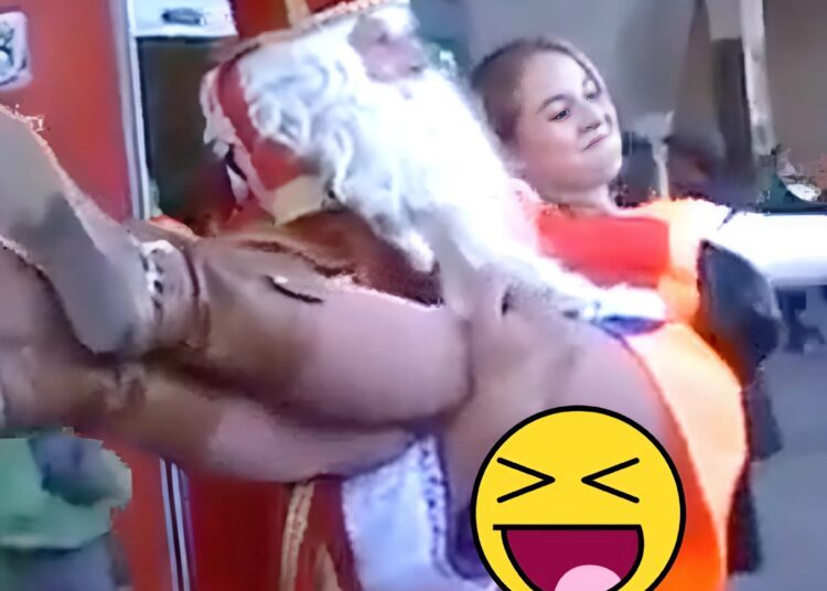 Sinterklaas duikt ineens op tussen de supporters