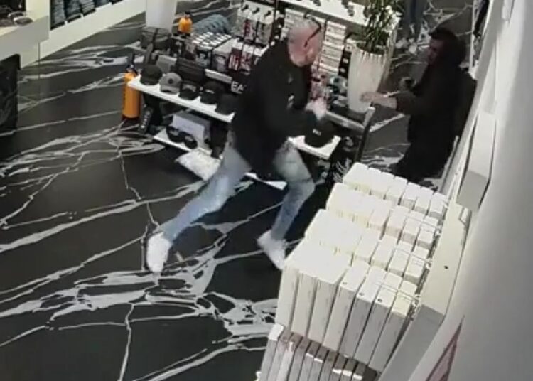 Winkeleigenaar is niet-betalende klant zat en grijpt zelf keihard in..