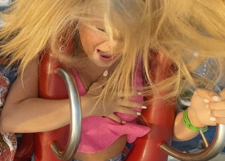 Dame in de Sling Shot krijgt de schrik van haar leven en het internet smult mee