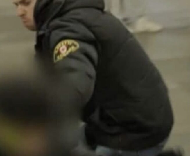 Scheldende en spugende jongeren door gigantische BOA ouderwets hard aangepakt!