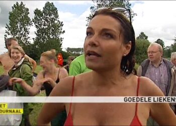 Goedele Liekens duikt in badpak in water voor de big jump (golden oldie)