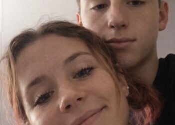 Meid is in tranen nadat ze uit elkaar is maar dan komt ze erachter dat ze in verwachting is