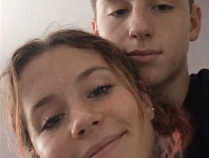 Meid is in tranen nadat ze uit elkaar is maar dan komt ze erachter dat ze in verwachting is