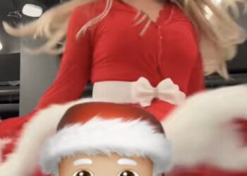 Emma Heesters pakt uit met kerstoutfit die nét iets te ver ging