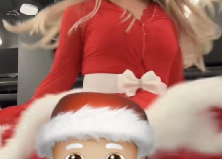 Emma Heesters pakt uit met kerstoutfit die nét iets te ver ging