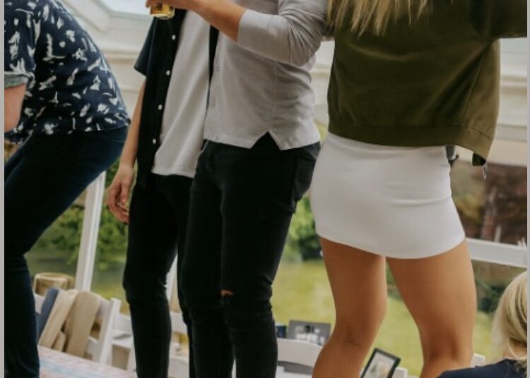 Ondertussen ergens op een feestje waar iemand iets te diep in het glas gekeken heeft