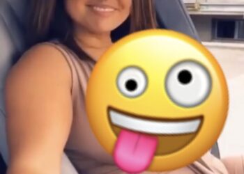 Kan iemand zo stijlvol in een auto stappen. Zo hey!